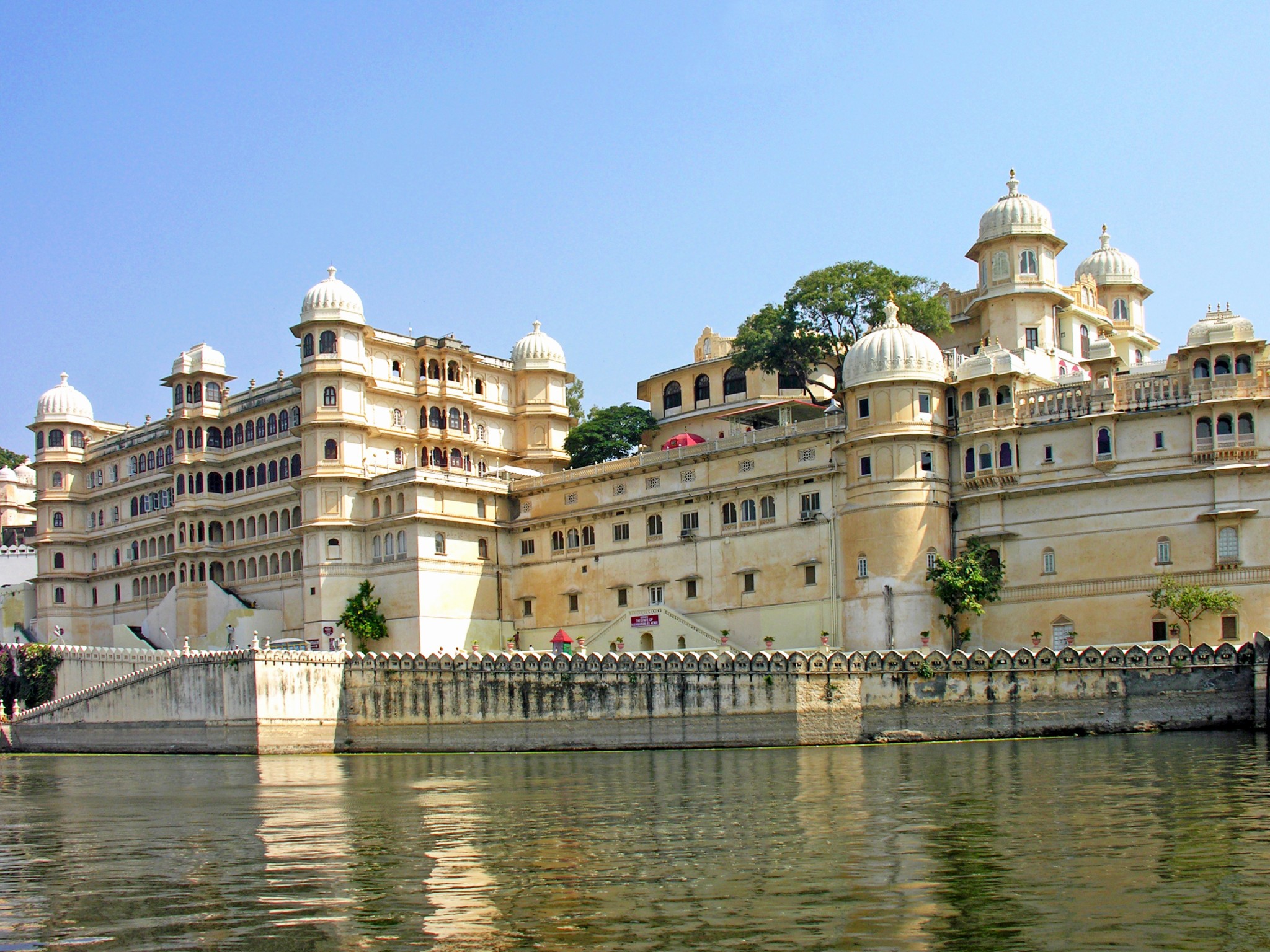 THE ULTIMATE TRAVEL GUIDE TO CITY PALACE, UDAIPUR