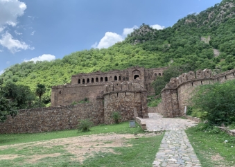 Bhangarh Fort: India’s Most Haunted Place Near Jaipur