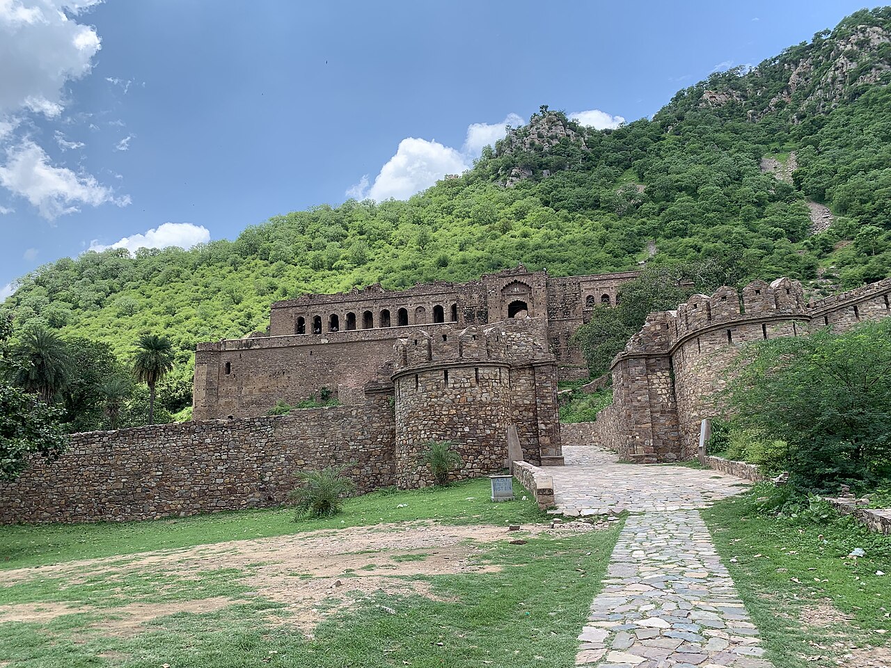Bhangarh Fort: India’s Most Haunted Place Near Jaipur